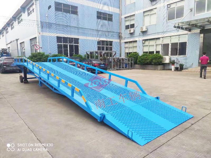 10噸重型移動(dòng)式登車橋 可牽引