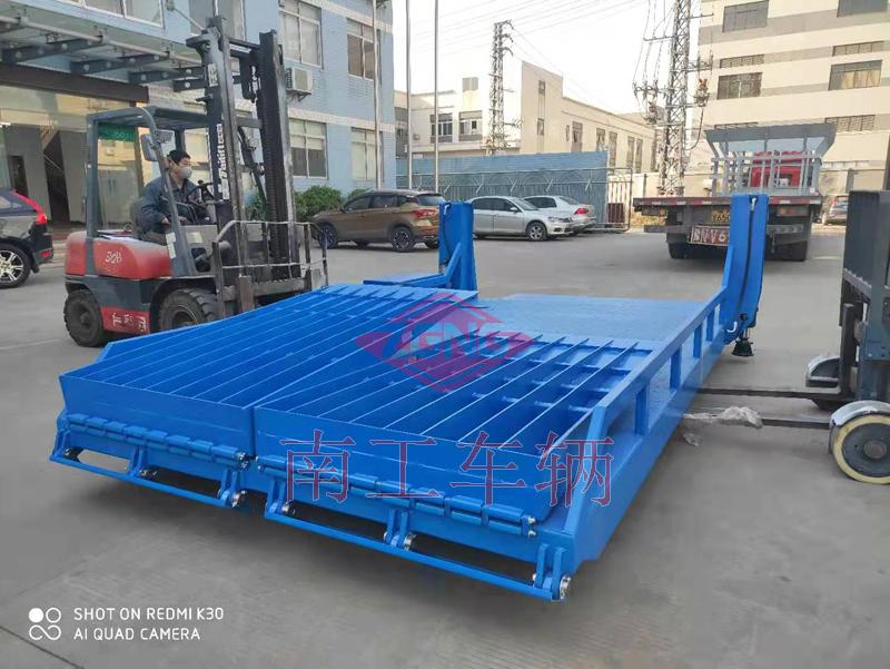 非標(biāo)訂制8噸移動(dòng)式登車橋