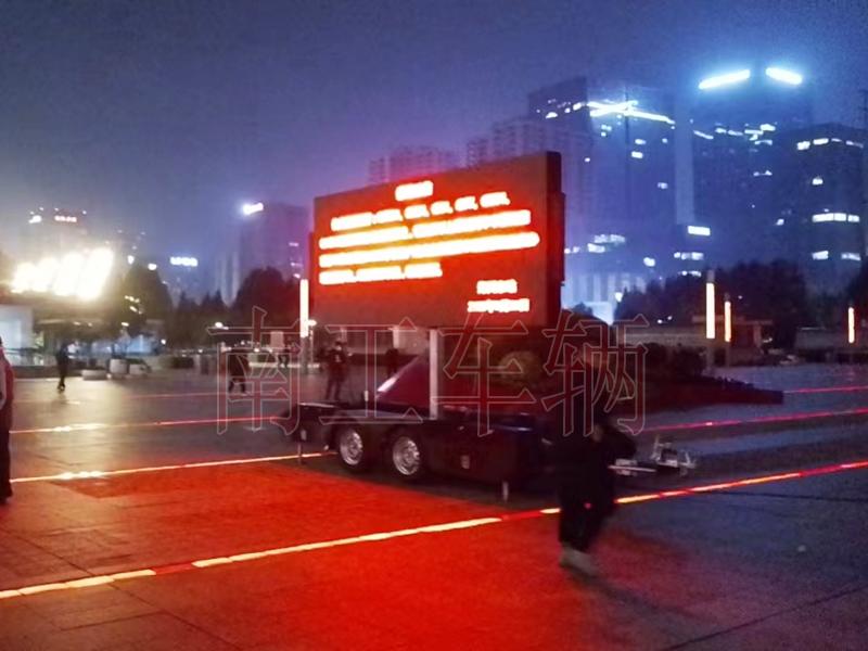 6.8平方LED廣告拖車，自動升降旋轉(zhuǎn)工具拖車